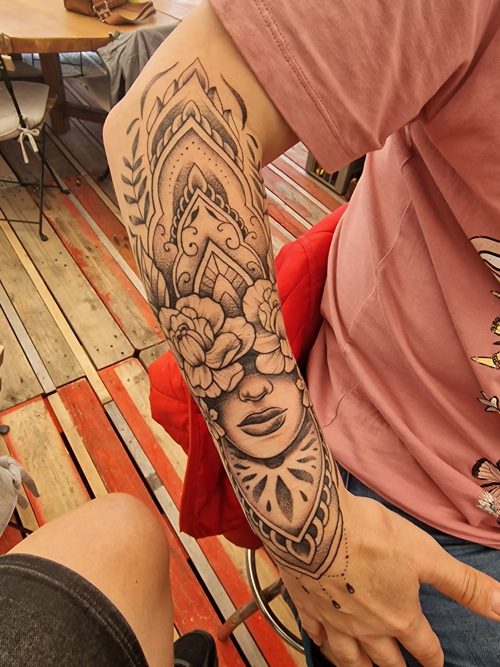 Tatouage r&eacute;aliste par Bartek &mdash; manche compl&egrave;te noir et gris
